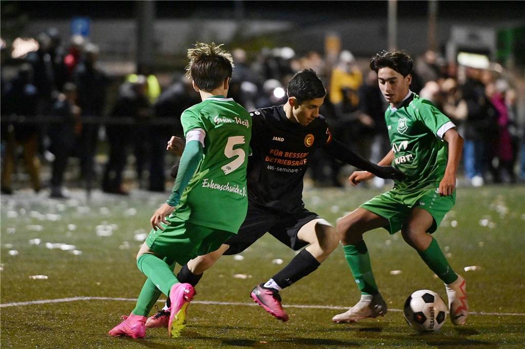 Finaltag der Junioren in Haltern: Favoriten und Außenseiter hoffen auf den Titel Vor fast 300 Zuschauern am Nußbaumweg verabschiedete sich mit dem Team der Spvgg. Erkenschwick der Favorit bei den C-Junioren.