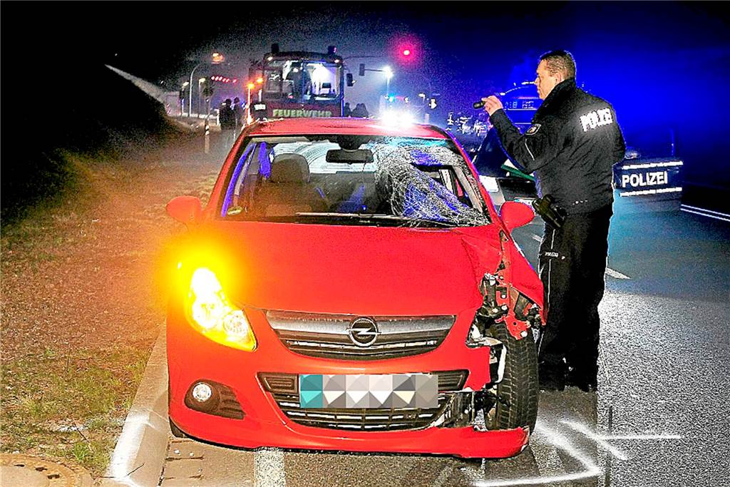 Gefährliche B236: Warum ignorieren Fußgänger die Knopfampel bei Nathe? Vor fast genau zehn Jahren erfasste dieser Opel ebenfalls nicht weit von der Fußgängerampel an der B236 entfernt eine 16-jährige Schülerin aus Dortmund, die tödliche Verletzungen davontrug.