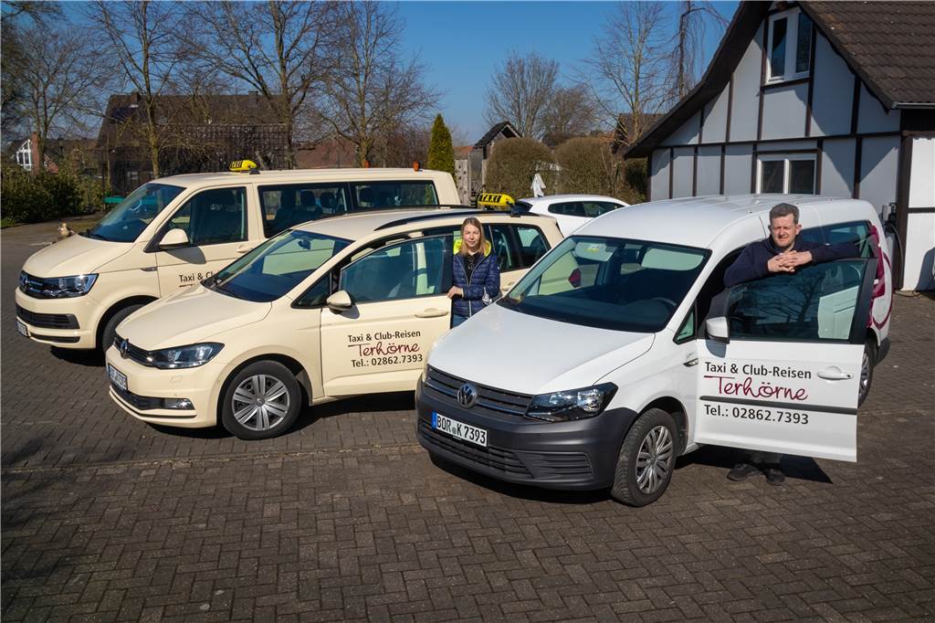 Vor fast genau zwei Jahren stand der gesamte Fuhrpark nahezu still, nur noch Krankenfahrten liefen. Nun sind die Anfragen wieder da, aber Spritpreise, der höhere Mindestlohn und Personalengpässe machen das Alltagsgeschäft nicht einfach.
