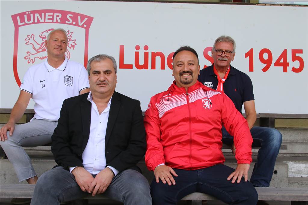 Nach 21 Tagen: Bülent Kara schmeißt beim Lüner SV hin: „Ich kann dem LSV nicht helfen“ Vor gerade einmal drei Wochen präsentierten Sportlicher Leiter Christian Hampel (v.l.), Vorsitzender Imdat Acar und Vorstandsmitglied Arno Franke (r.) Bülent Kara (2.v.r.) als neuen Sportlichen Leiter der Reservemannschaft.
