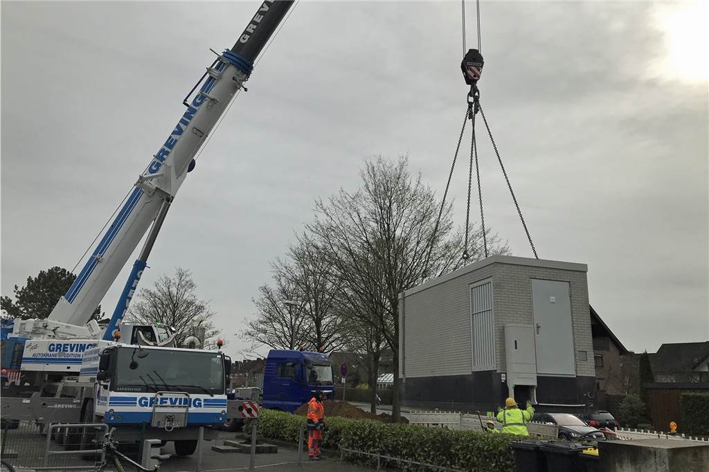 Langsam kommt das schnelle Internet in mehrere Stadtteile von Dorsten Vor gut zwei Wochen wurde die Verteilerstation in Rhade aufgebaut.