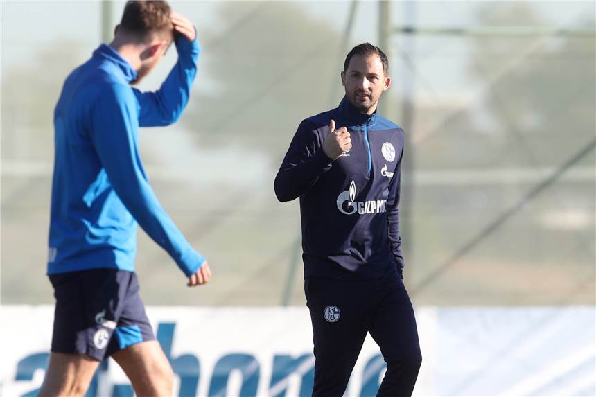 Vor ihm liegt noch viel Arbeit: Schalke-Trainer Domenico Tedesco beim Training in Spanien.