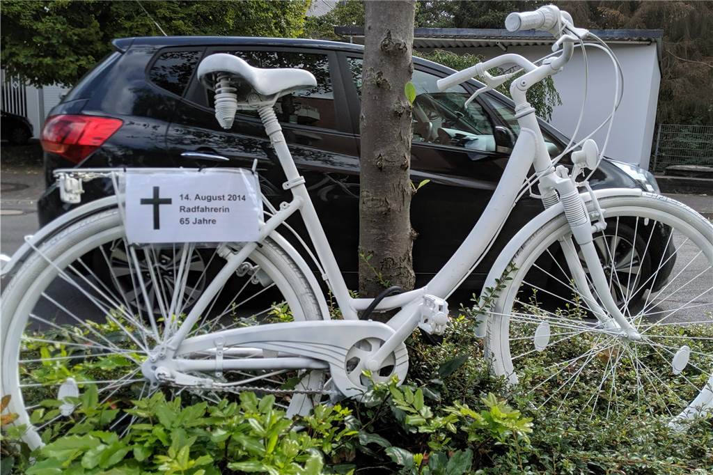 ADFC Dorsten fordert mehr Sicherheit beim Rechtsabbiegen Geisterrad Ghostbike Clemens-August-Straße Ecke Gahlener Straße in Dorsten