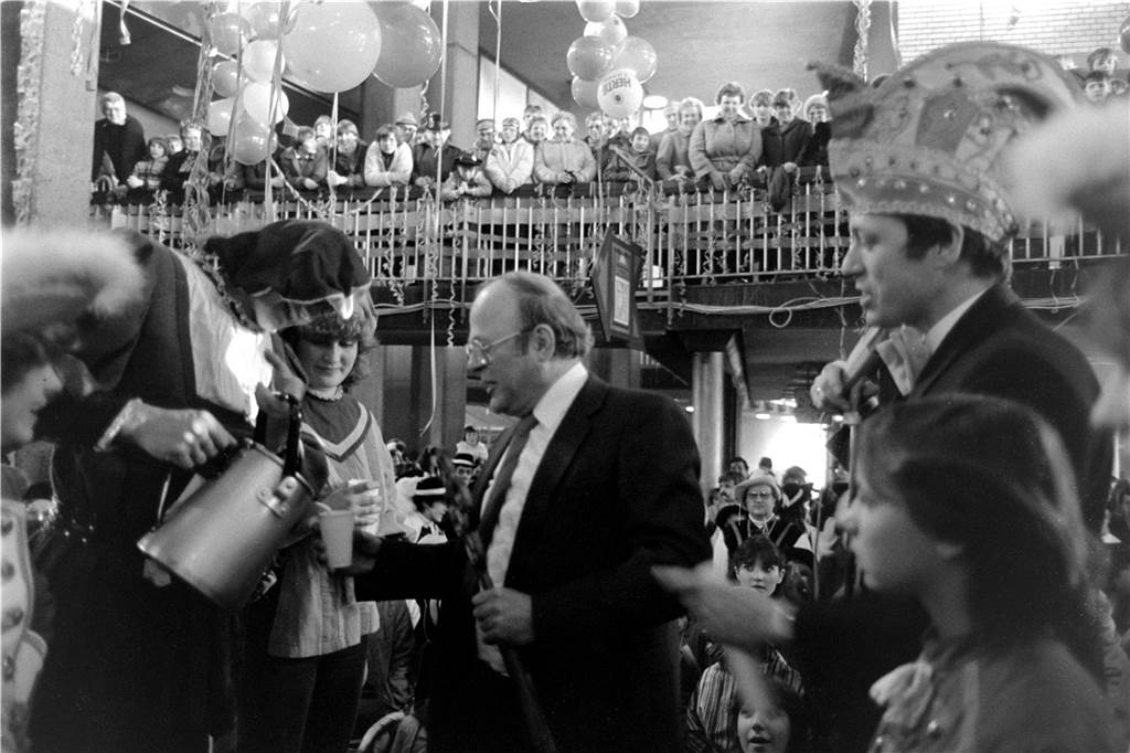 Historische Fotos: Der BUMIKA in Lünen: Karneval mit Buttermilch statt Alkohol Menschen feiern Karneval in einem Saal.