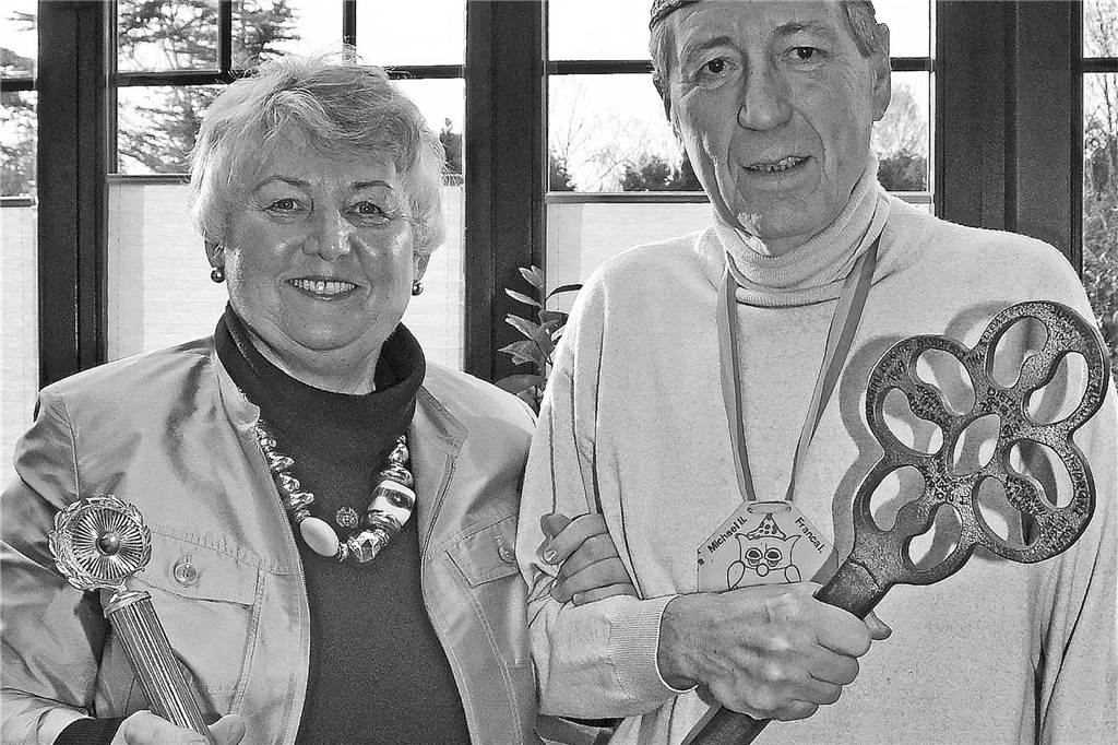 Eine Frau und ein Mann halten den Stadtschlüssel.