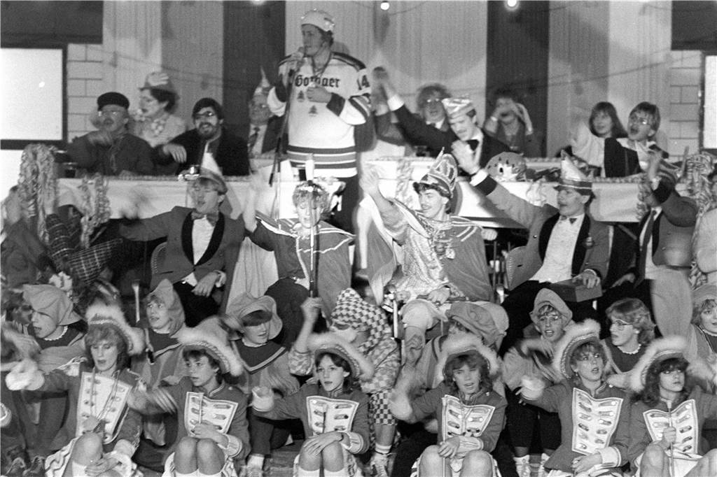 Kostümierte Menschen feiern Karneval.