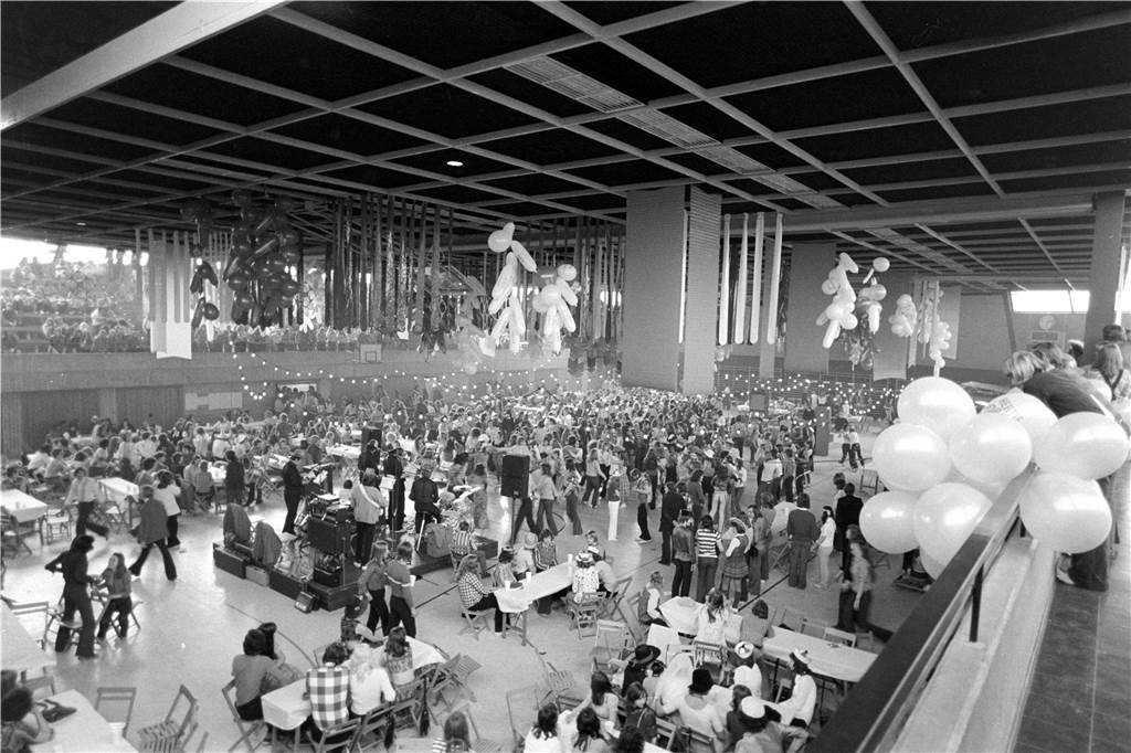 Höhere Ansicht von einer dekorierten Sporthalle.