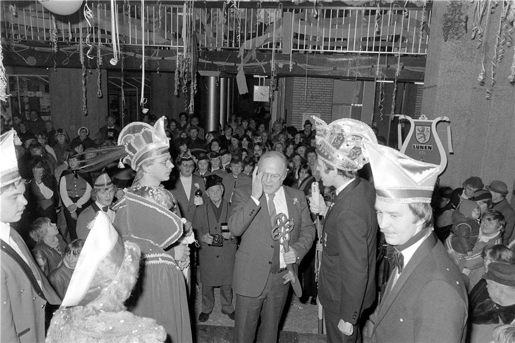 Menschen feiern Karneval.