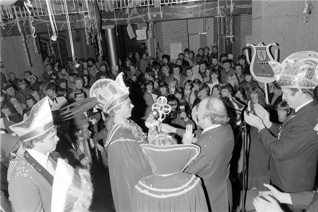 Menschen feiern Karneval.