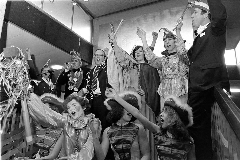 Menschen feiern Karneval.