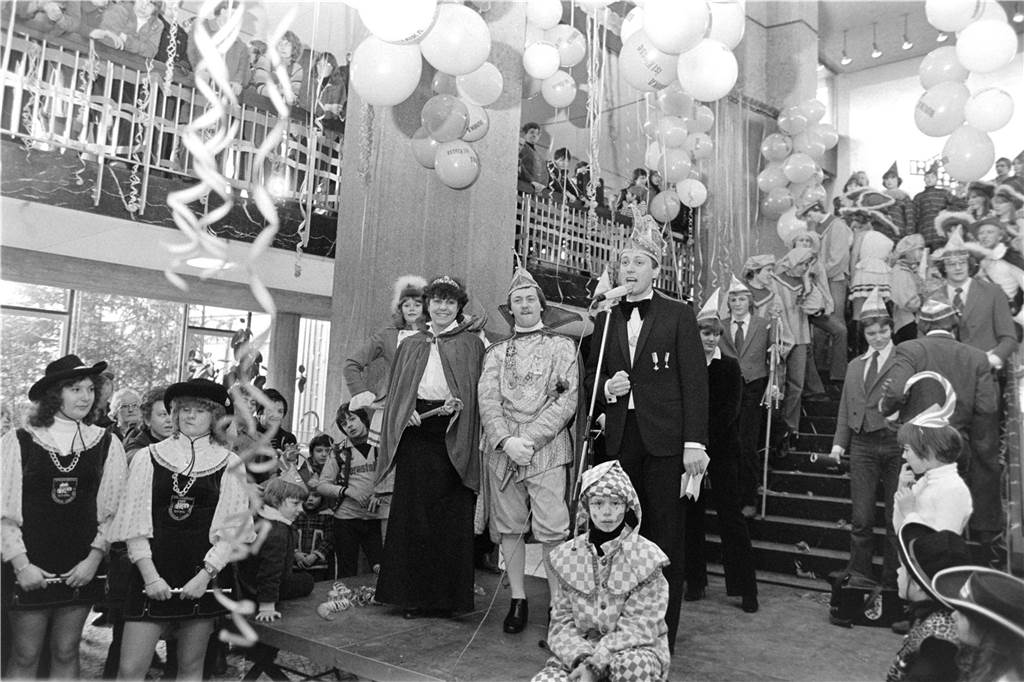 Menschen stehen an Karneval an der Ratshaustreppe.