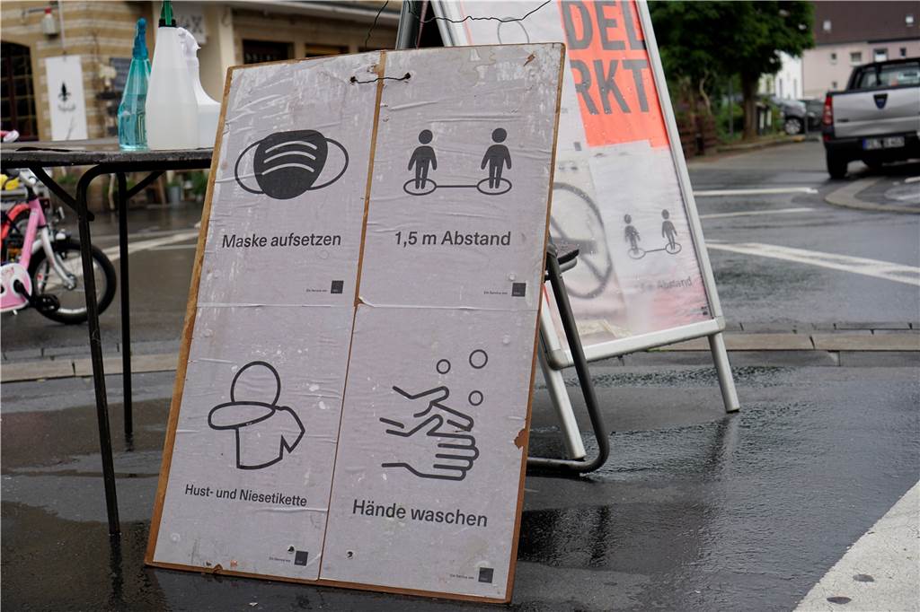 Habinghorster Trödelmarkt kehrt zurück - und sorgt für Diskussionen Vor jedem der acht Eingänge wurden den Besuchern die Hygieneregeln nahegelegt.