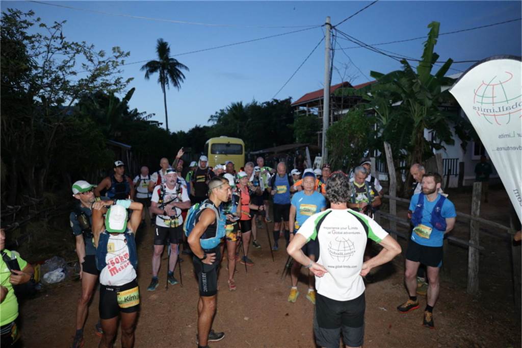 Ein Lembecker, die Roten Khmer und eine Cola: Extremläufer Rohkämper in Kambodscha Morgendliches Briefing der Teilnehmer des 10. Ancient Khmer Path
