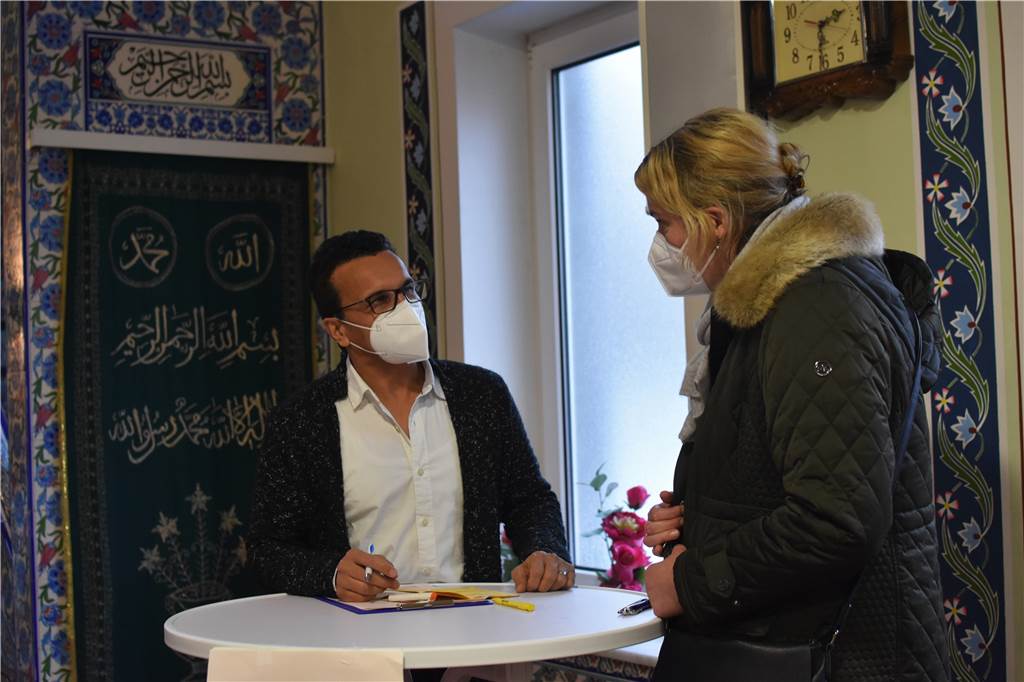 Impfaktion an Heiligabend füllt Moschee: „Wir impfen hier alle“ Vor jeder Impfung spricht Dr. Khalil Malyar über mögliche Fragen und Ängste mit den Impflingen.