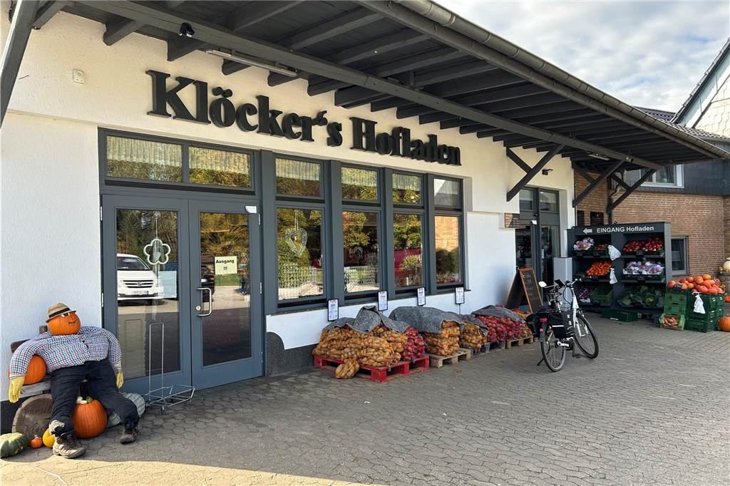 Entwarnung für besorgte Kürbis-Schnitzer: Kürbis-Talk auf Hof Klöcker Die Ansicht auf Klöckers Hofladen mit Halloween Dekoration.