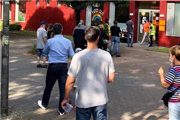 Vor manchen Wahllokalen bildeten sich am Sonntag Warteschlangen.