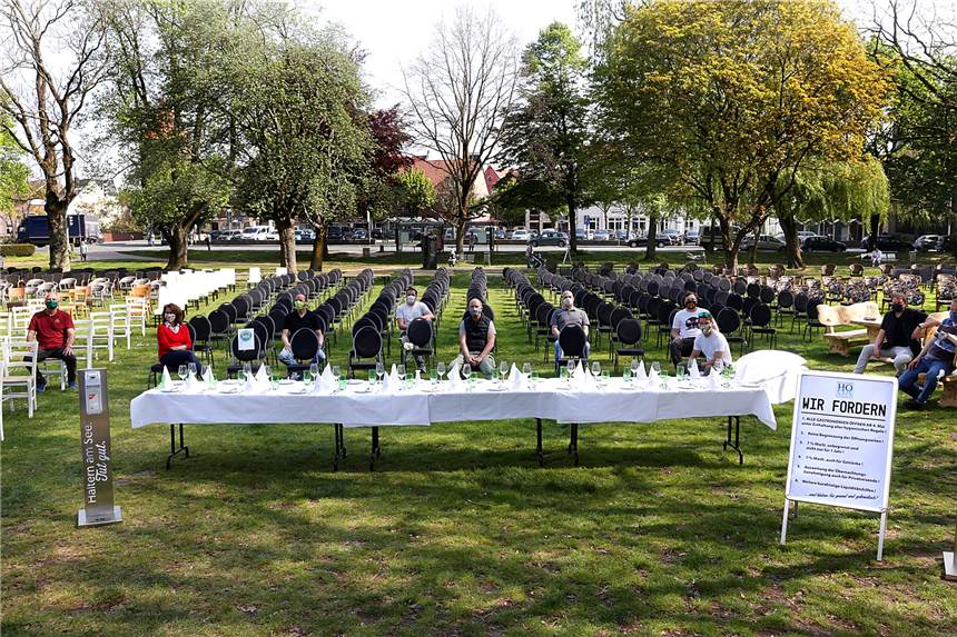 Vor mehr als einem Jahr machten die Halterner Gastronomen mit 1000 leeren Stühlen auf ihre Situation aufmerksam. Nun können sie zumindest wieder ihre Außengastronomiebereiche öffnen.