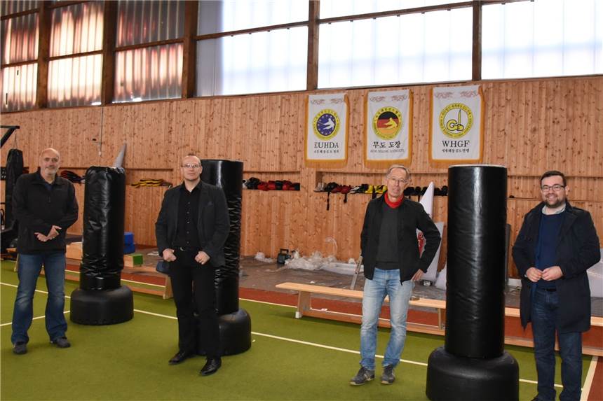 Investitionsstau: Finanzspritze kommt für die Budogemeinschaft Schwerte genau richtig Vor Ort bei der Budogemeinschaft: (v.r.) Bürgermeister Dimitrios Axourgos, Stadtsportsverbandvorsitzender Peter Schubert, Vereinsvorstand Guido Böse und Sportamtsmitarbeiter Volker Eilts.