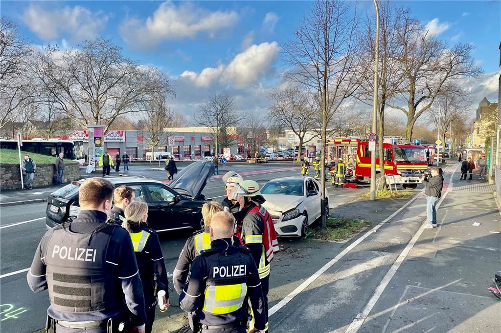 Schwerer Unfall in Aplerbeck: Beifahrer wurde im Auto eingeklemmt Polizei und Feuerwehr in Aplerbeck