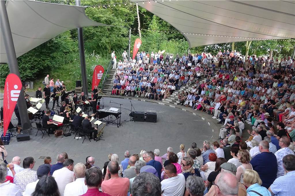 Sparkasse Vest unterstützt Vereine in Dorsten mit 116.000 Euro Vor rund 1.000 Zuhörern in der Oude Marie gab die Big Band Dorsten am Freitagabend ein begeisterndes Sommerkonzert.