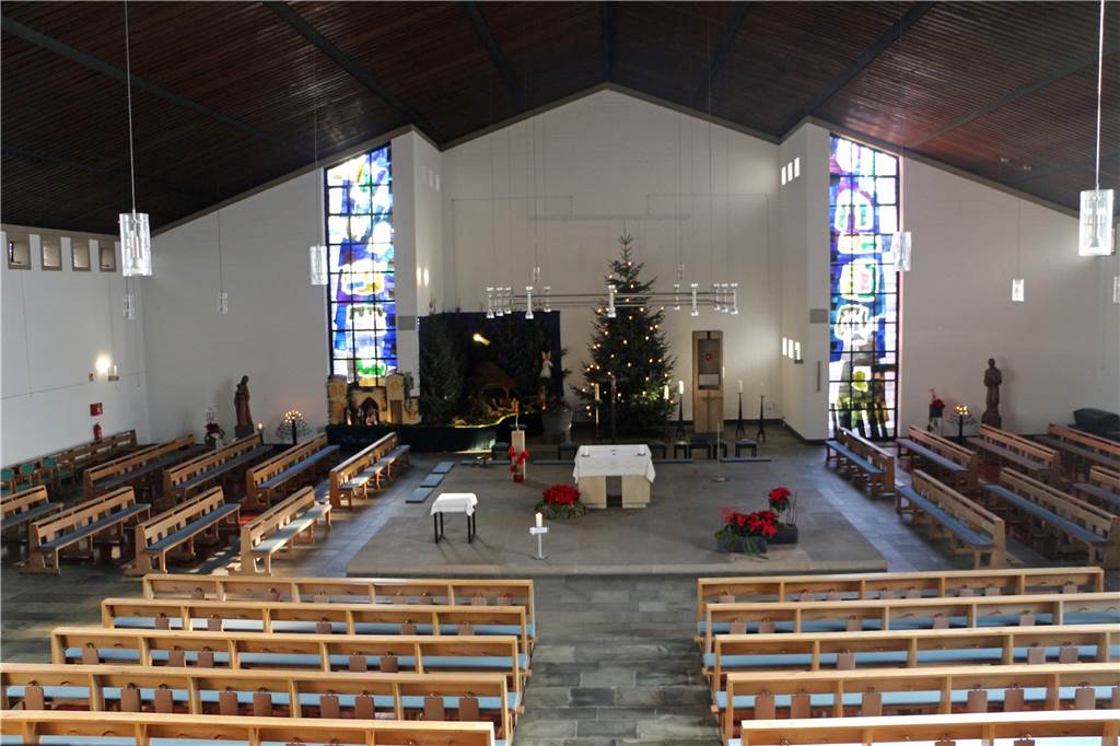 60 Jahre Kirchweihfest St. Joseph: Fest, Namenstag und eine Statue auf Tour Vor rund 20 Jahre wurde die St.-Joseph-Kirche umfassend umgebaut. Die markanteste Änderung: der Altar rückte noch mehr ins Zentrum der Gemeinde. Heute wird die Kirche vor allem wegen ihrer Größe, Akustik und Übersichtlichkeit geschätzt.