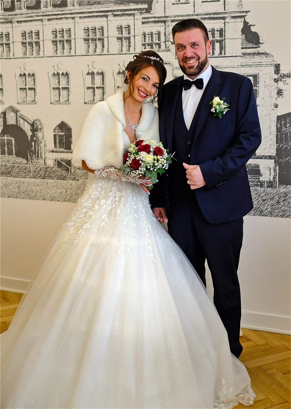 Hochzeitspaar Regina Hase und Murat Reisoglu vor dem Standesamt in Recklinghausen