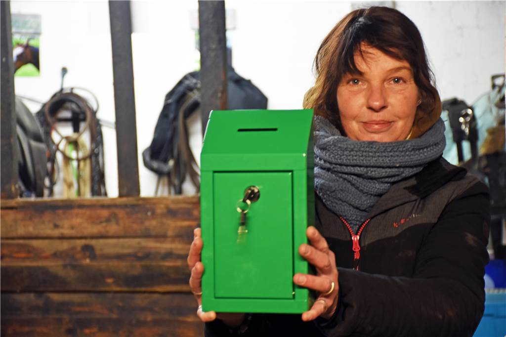 Dieb gibt gestohlene Spendenbox samt Inhalt nach sechs Jahren zurück Vor sechs Jahren wurde eine Spendenbox am Pferdehof gestohlen, jetzt hat einer der Diebe eine ganz ähnliche, neue Box zurückgebracht.
