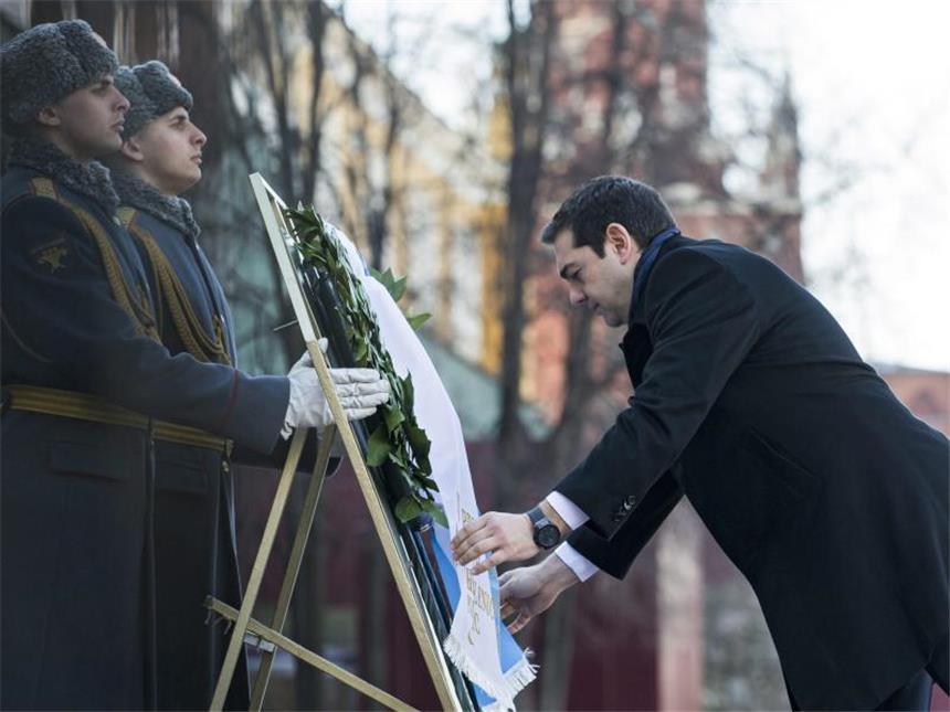 Putin stellt Athen Millionen durch Gas-Deal in Aussicht Vor seinem Treffen mit dem russischen Präsidenten Putin besucht der Tsipras das Grabmal eines Unbekannten Soldaten. Foto: Ivan Sekretarev/Pool