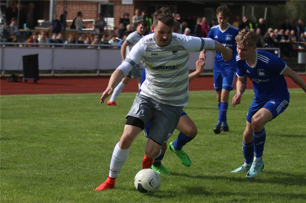Leistungsträger des FC Nordkirchen fällt wochenlang aus Joachim Mrowiec führt den Ball.