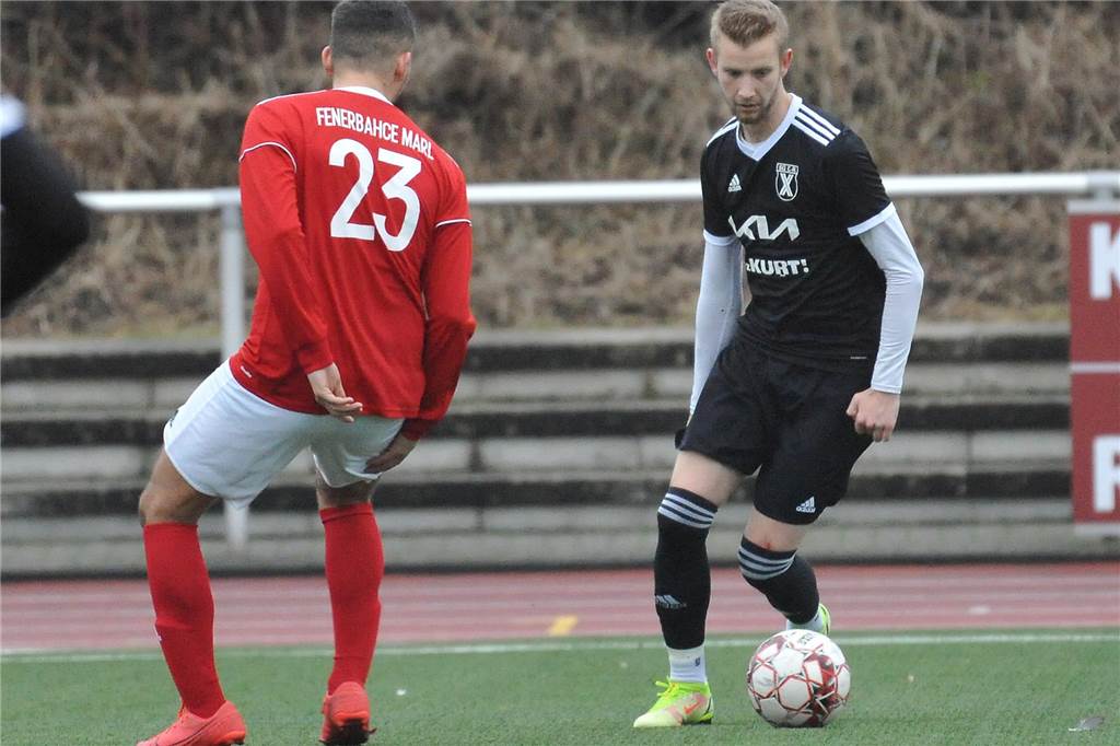 Roy Breilmann will mit dem FC ein Wunder wiederholen: „Das langfristige Ziel ist die Landesliga“ Roy Breilmann mit dem Ball am Fuß im Stadion an der Bahnhofstraße.