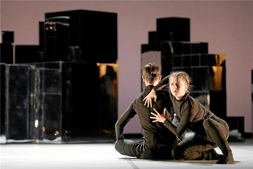 „Mord im Orient-Express“ wurde zur abstrakten Tanz-Reise Vor Spiegelelementen präsentiert das NRW-Juniorballet eine abstrakte Tanz-Reise im „Mord im Orient-Express“.Foto: Stöss