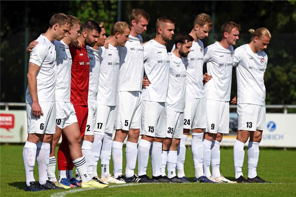 TuS Gahlen siegt mit müden Beinen: SV Lembeck trifft auch ohne Torjäger Spieler des SV Lembeck bei einer Gedenkminute