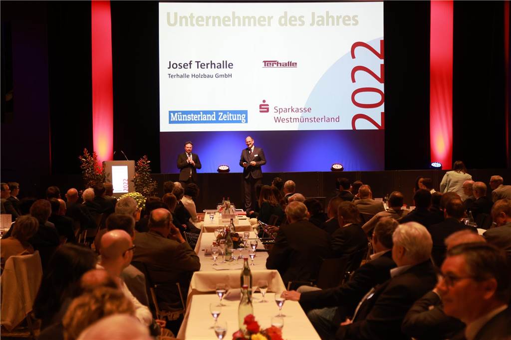Vor über 200 geladenen Gästen wurde am Freitag die Auszeichnung Unternehmer des Jahres 2022 an Josef Terhalle überreicht.