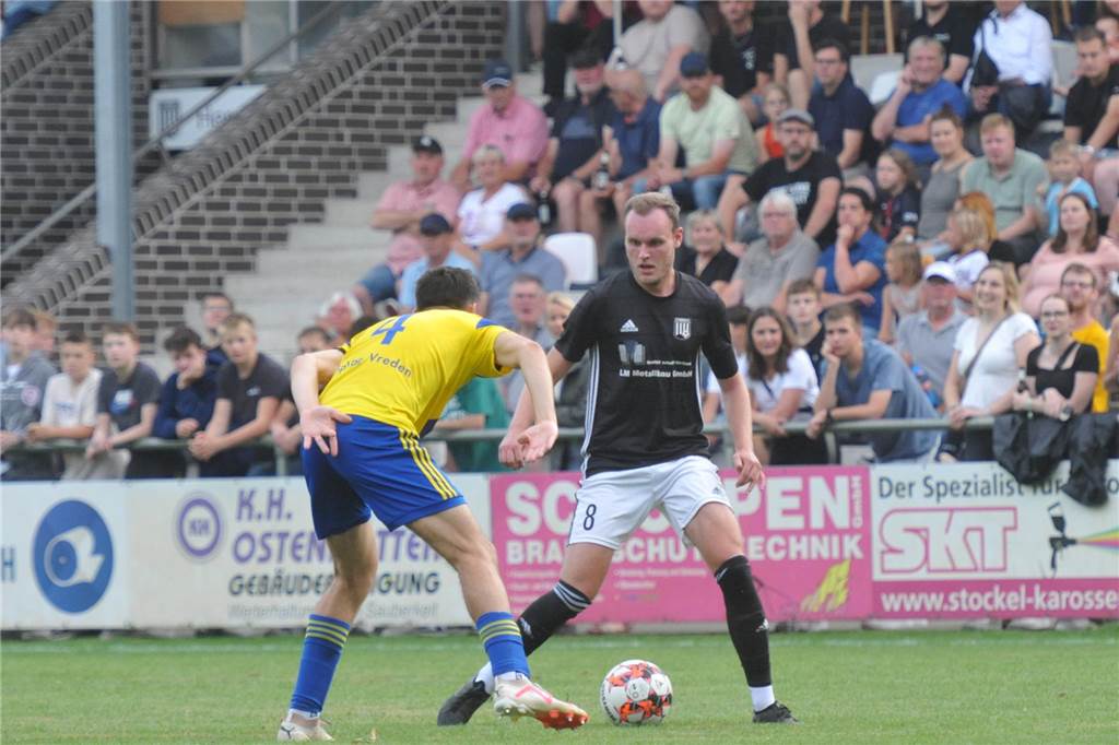 SpVgg Vreden gewinnt Pokal-Derby deutlich: FC belohnt sich nicht Vor über 600 Zuschauern verkauften sich Steffen Koppers (r.) und der FC Vreden gut gegen den Oberligisten.