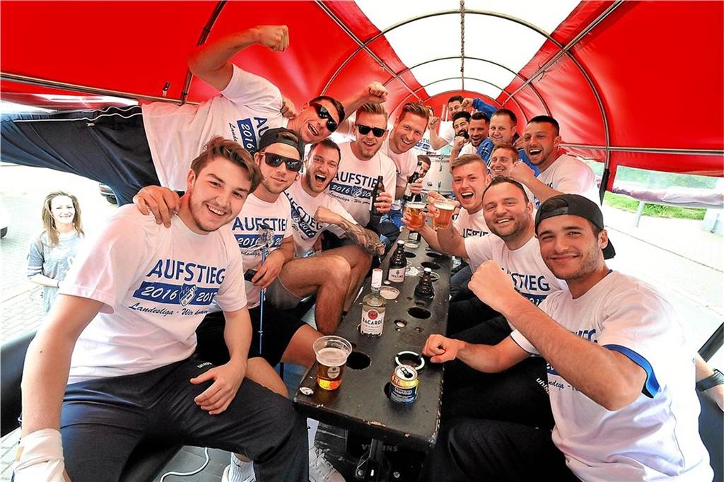 Rückblick: FC Frohlinde schoss Wacker Obercastrop aus dem Stadion und ist Castrop-Rauxeler 1 Vor und nach dem Derby beim SV Wacker Obercastrop feierten die Fußballer des FC Frohlinde im Plangwagen am 14. Mai 2017 feucht-fröhlich ihren Landesliga-Aufstieg.