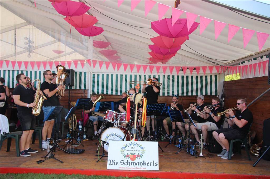 Vor und nach dem Königsschuss von Magdalene Schmalacker wurde in der Niestadt kräftig gefeiert.