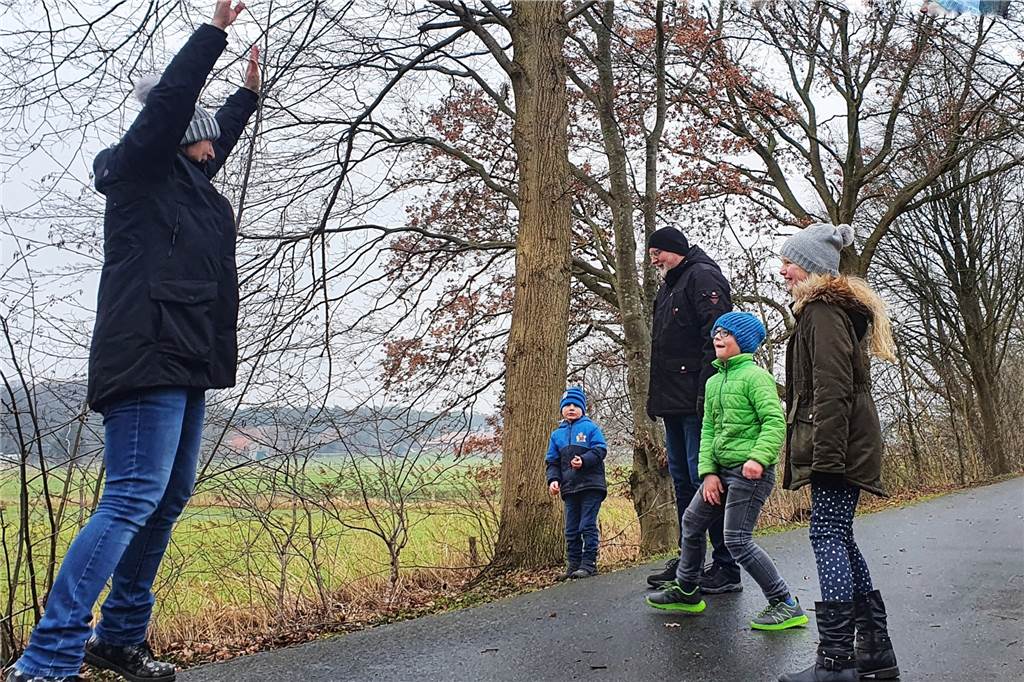 Trimm-Dich-Parcours: Familie Witte fällt nach Test eindeutiges Urteil Vor- und Nachmachen: Familie Witte war als Team auf dem Parcours gefordert.