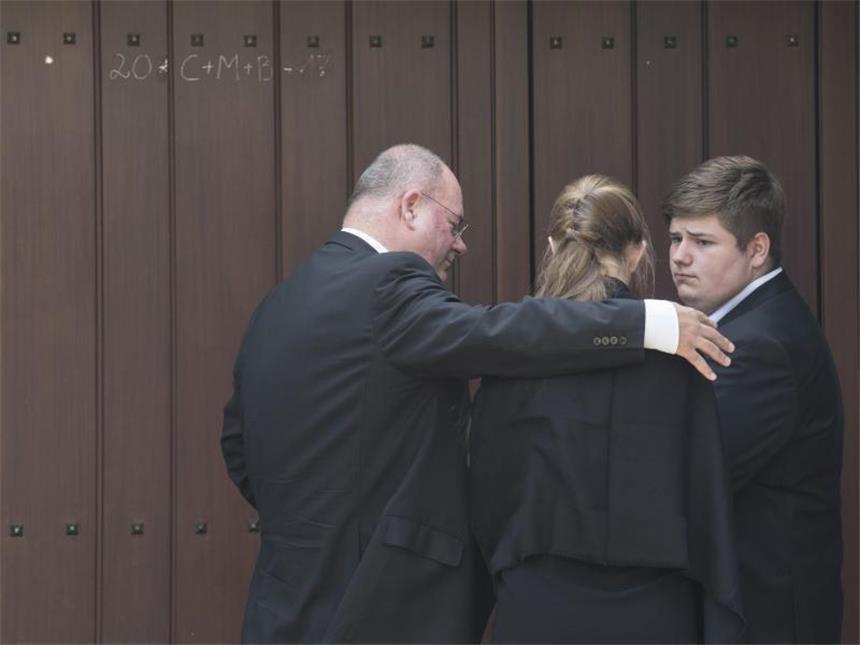 Kohls Söhne schon vor dessen Tod ausgezahlt Vor verschlossenen Türen: Walter Kohl, sein Sohn Johannes und dessen Cousine Leyla vor dem Wohnhaus des Altkanzlers in Oggersheim. Foto: Boris Roessler