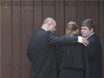 Vor verschlossenen Türen: Walter Kohl, sein Sohn Johannes und dessen Cousine Leyla vor dem Wohnhaus des Altkanzlers in Oggersheim. Foto: Boris Roessler