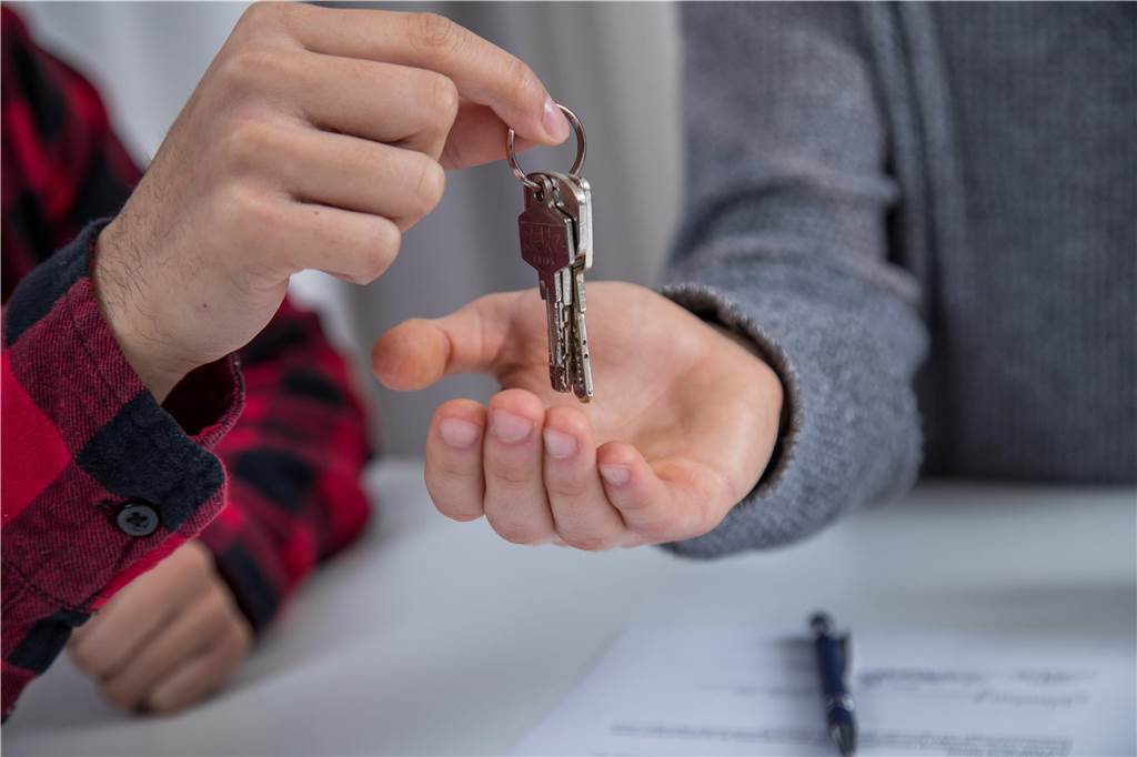 Haus-Schnäppchen: „Rohbauperle für Ärmel-Hochkrempler“ in Scherlebeck Eine Schlüsselübergabe zwischen zwei Personen nach der Unterzeichnung des Vertrages für einen Hauskauf.
