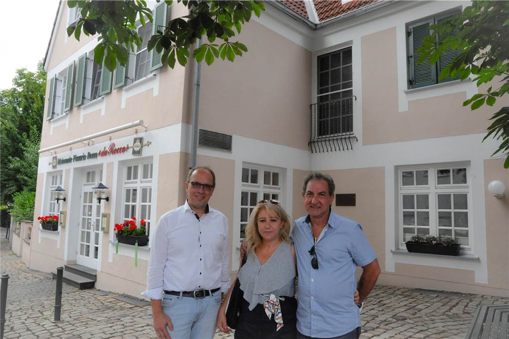 Fabio steht im Da Dino am Herd : Gekocht hat er schon im „Rossini“ Vor vier Jahren haben Carmela und Placido Galvagno das Restaurant „Da Rocco" übernommen und in „Da Dino" umbenannt. Thorsten Lachmann (l.) von Getränke Gefromm knüpfte die Kontakte.