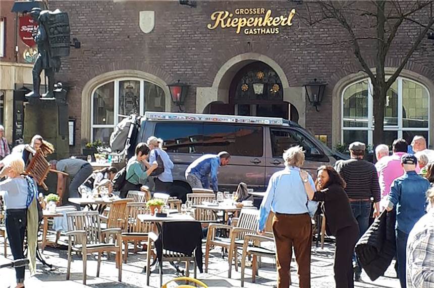 NRW setzt Frühwarnsystem gegen Amokläufer ein: „Tickende Zeitbomben aus dem Verkehr ziehen“ Menschen stehen vor einem der Lokale am Kiepenkerl, kurz nachdem ein Fahrzeug in das Straßencafe gefahren war, wie ein Augenzeuge berichtet.