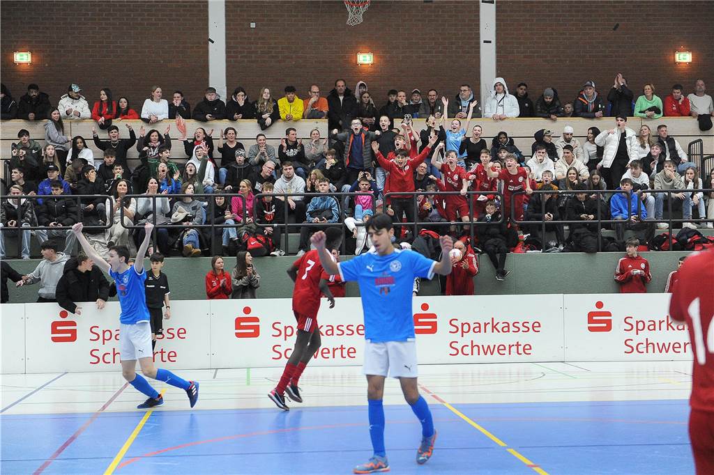 Positives Turnierfazit: „Alles friedlich, alles fair“ Vor vollbesetzten Tribünen absolvierten die Jugendfußballer in den verschiedenen Altersklassen, hier die C-Jugend, in der Alfred-Berg-Sporthalle, ihre Stadtmeister.
