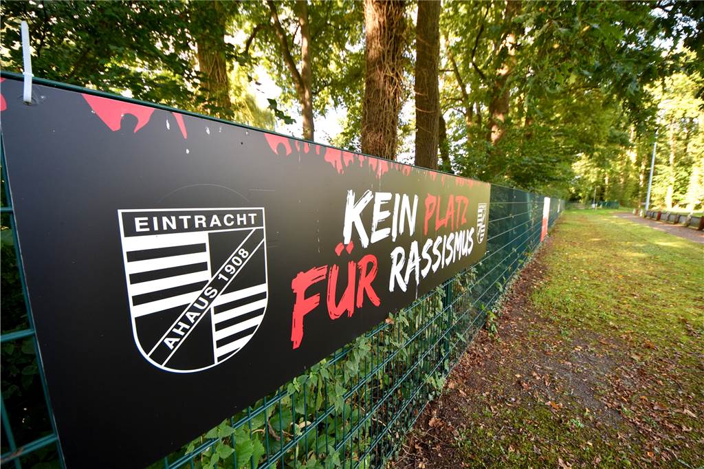 Schmierereien bei Eintracht Ahaus: Vorsitzender sieht politisches Motiv Vor wenigen Wochen hat Eintracht Ahaus die Plakate gegen Rassismus aufgehängt. Sie sind über die gesamte Augenklinik Ahaus Arena verteilt. Jetzt haben Unbekannte eines davon beschmiert – und die Botschaft komplett ins Gegenteil verkehrt.