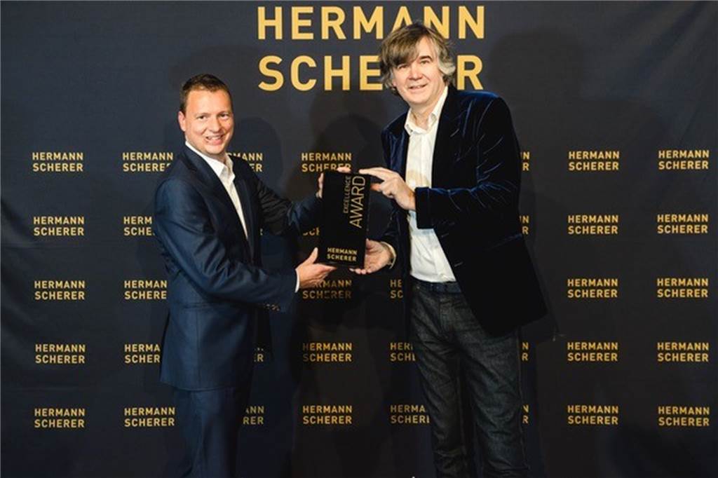 Apotheker aus Dorsten erklärt sein Geschäftsmodell in vier Minuten (mit Video) Vor wenigen Wochen hat Gerrit Nattler (l.) den „Excellence Speaker Award“ gewonnen.