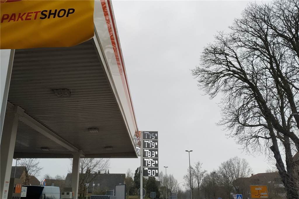 Taxi und Bürgerbus in Olfen sind teuren Spritpreisen ausgeliefert Vor wenigen Wochen lagen die Preise um die 1,80 Euro an den Olfener Tankstellen. Inzwischen sind die Preise noch etwa 10 Cent höher. Taxi und Bürgerbus bekommen diese Preise zu spüren.
