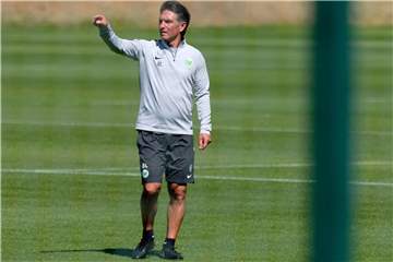 Vor Wolfsburgs Trainer Bruno Labbadia liegt noch etwas Arbeit. Den Test gegen Olympique Lyon verlor sein Team mit 1:2. Foto: P. Steffen