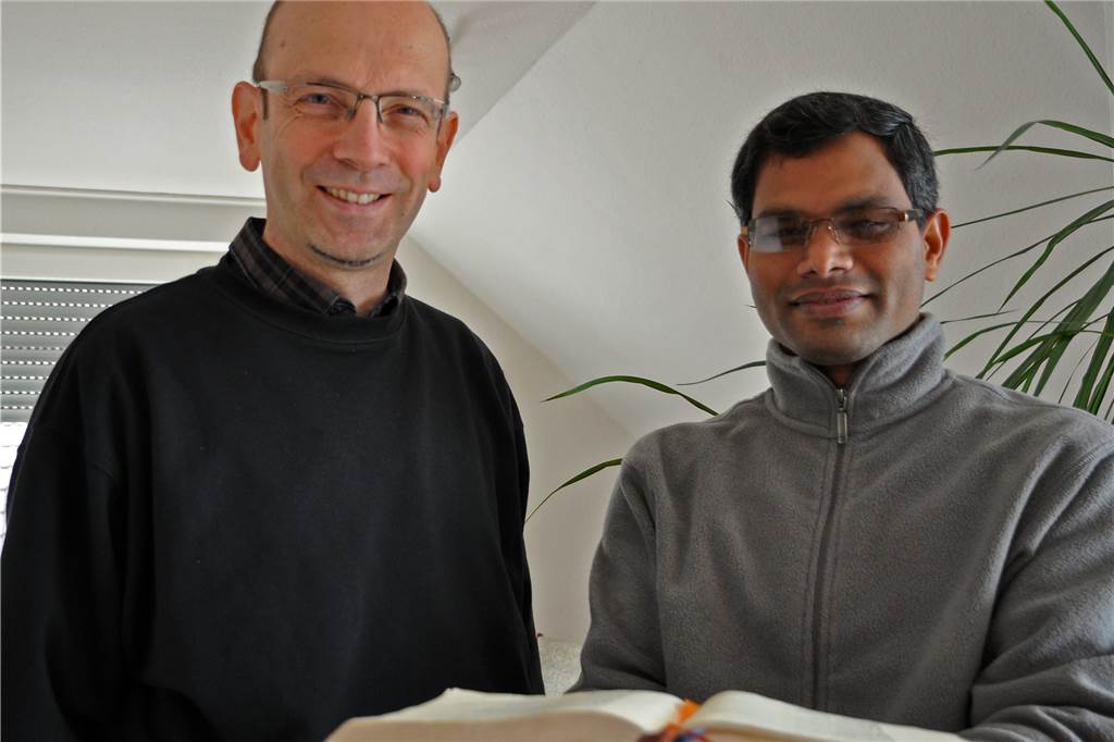 Indischer Seelsorger Mummadi: Trage Erfahrungen aus Lünen im Herzen Vor zehn Jahren begrüßte der damalige Gemeindepfarrer von St. Marien, Clemens Kreiss (l.), Praveen Mummadi im Seelsorgerteam.