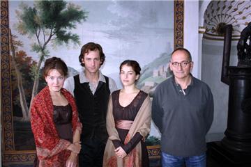 Vor zwei Jahren beim Dreh des Films »Die geliebten Schwestern« auf Haus Stapel in Havixbeck (v.l.): Hannah Herzsprung, Florian Stetter, Henriette Confurius und Dominik Graf. 