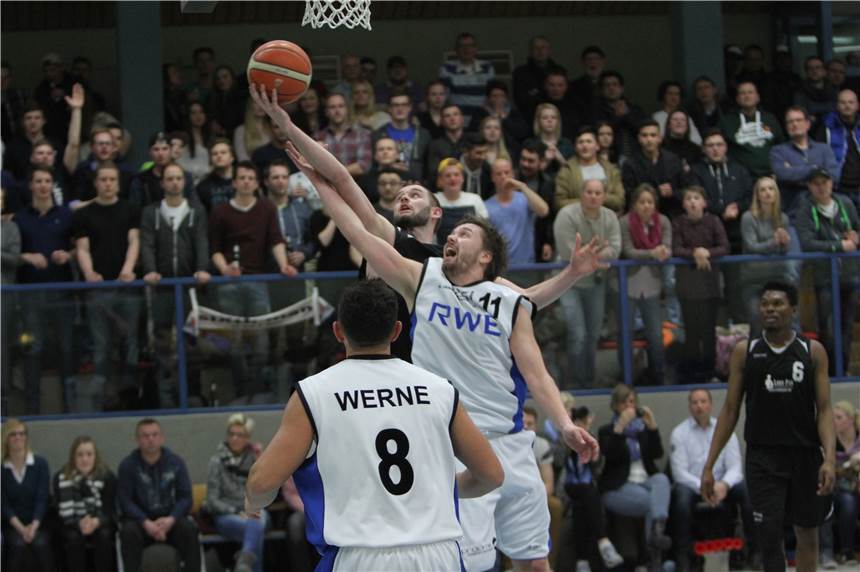LippeBaskets setzen auf die Ballspielhalle Vor zwei Jahren das große Spiel in der Ballspielhalle: Die LippeBaskets stiegen dank des Heimsieges gegen Barop in die 2. Regionalliga 2 auf. 600 Zuschauer wollten damals das Spiel sehen.